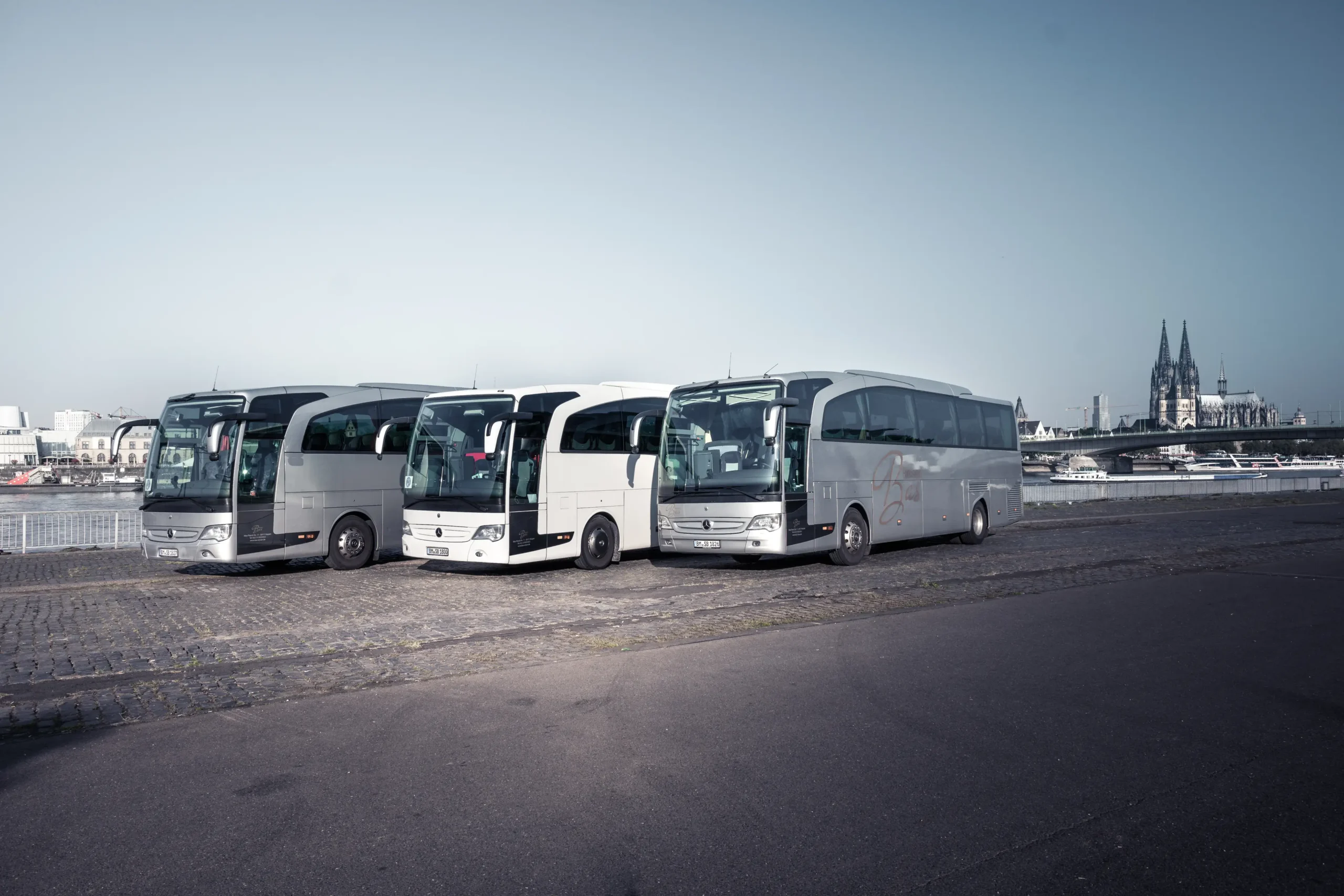 5 der besten Busvermietungen in Duisburg – Größere Gruppen komfortabel durch Stadt und Region bewegen