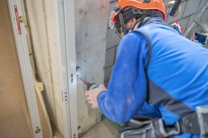 5 passende Leistungen für Türrahmenreparatur in Lübeck – Beschädigte Zargen wieder passend ausrichten